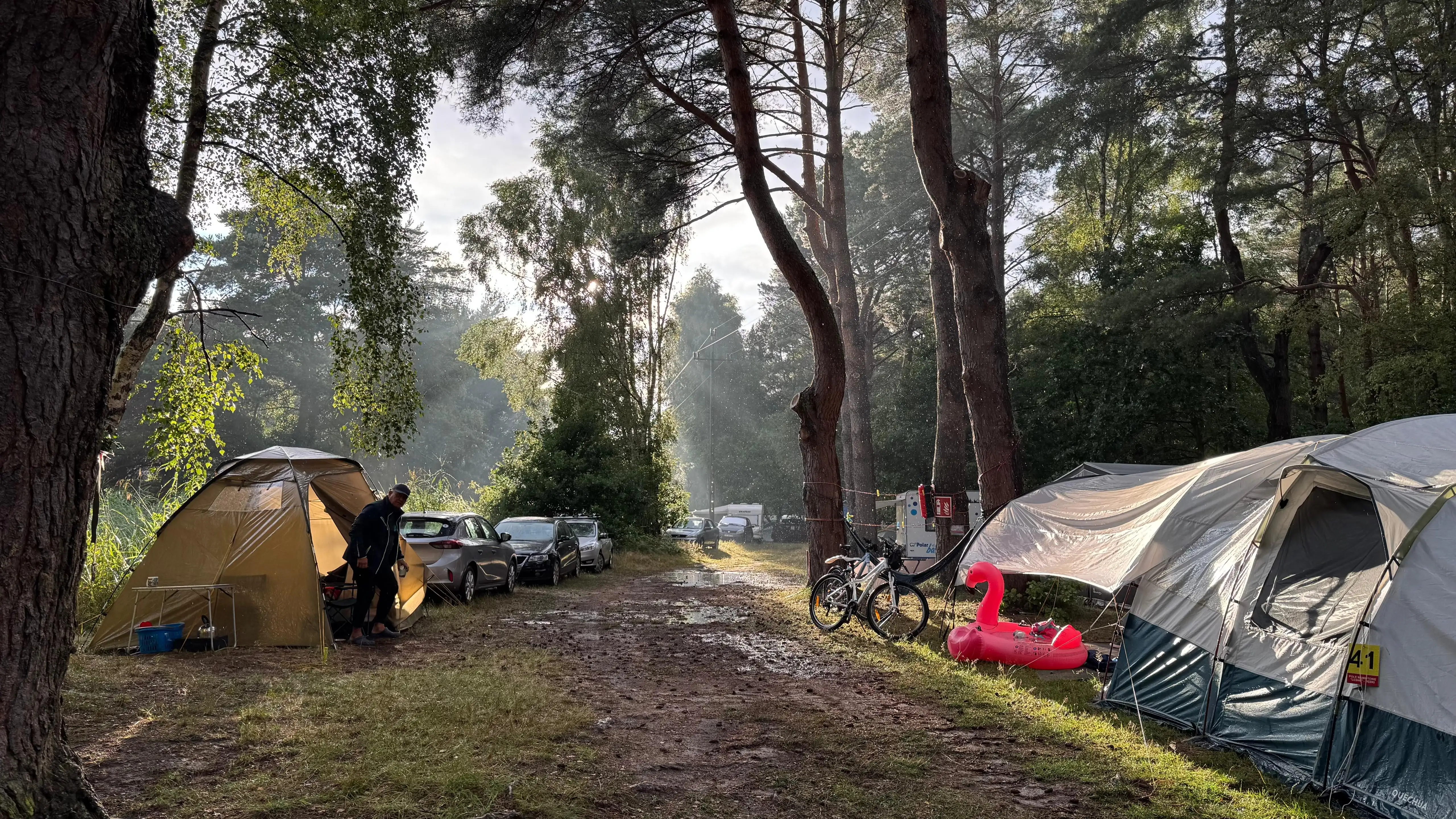 Poranek między namiotami na polu Leśne